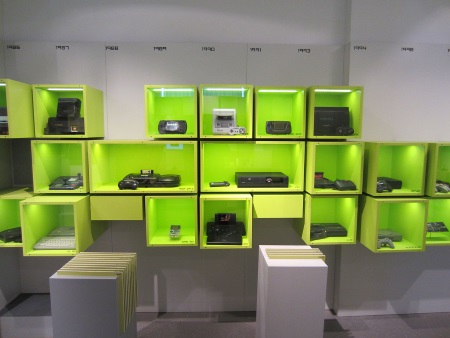 Spielkonsolen fr Computerspiele im Computer Games Museum in Berlin