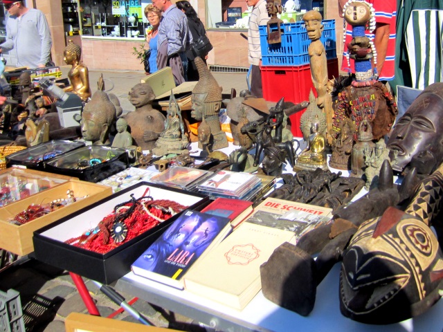 Reich verzierte Lampe und Spiegel Stand auf dem Nürnberger Trempelmarkt im Jahr 2011