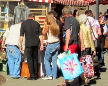 Stand auf dem Nrnberger Trempelmarkt, wo natrlich auch fleiig gefeilscht wurde