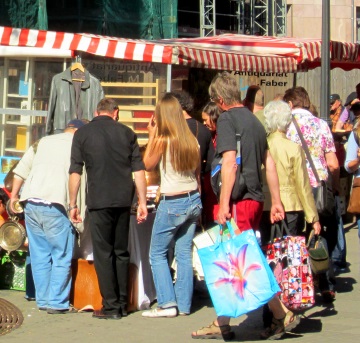 Stand auf dem Nrnberger Trempelmarkt, wo natrlich auch fleiig gefeilscht wurde