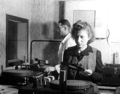 Im Kontrollraum whrend einer Hrspielproduktion im Jahr 1946