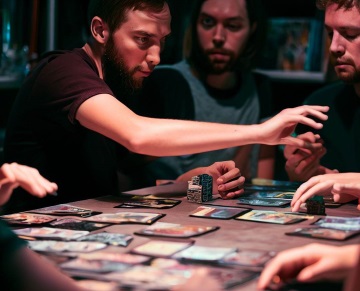 Magic: The Gathering - Spieler beim Spielen von Magic: The Gathering