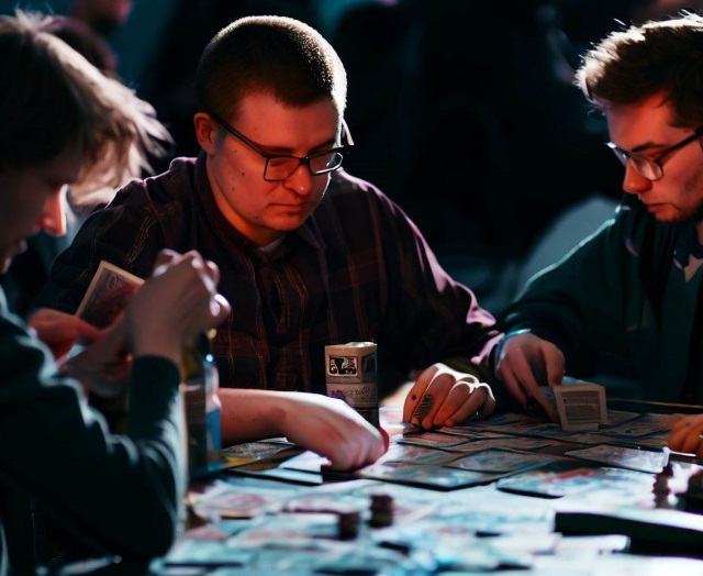 Magic: The Gathering - Spieler beim Spielen von Magic: The Gathering