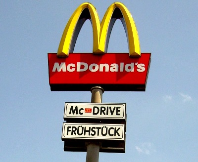 McDonalds-Logo auf einem Pylon