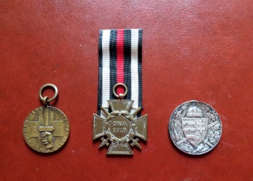 Von links: Rumänischer Orden aus dem 2 Weltkrieg, Weltkriegsehrenkreuz aus dem Jahr 1934 und ungarischer Orden aus dem 1. Weltkrieg