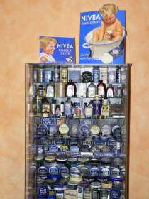 Nivea-Sammlung: Blickfang im Wohnzimmer ist eine Glasvitrine, in der sich mehr als 400 Artikel befinden.