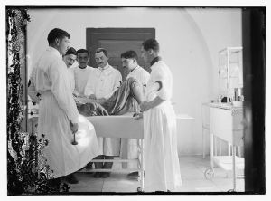 rzte des osmanischen roten Halbmondes behandeln verletzten Soldaten in Jerusalem 1917