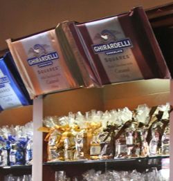 Schokolade mit Schokoladenpapier im Ghirardelli Schokoladen-Shop