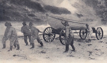 Seenotrettung: Rettungsboot wird vor Cape Cod zu Wasser gebracht, um 1900