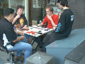 Eine Gruppe junger Mnner, die das Yu-Gi-Oh! Sammelkartenspiel spielen